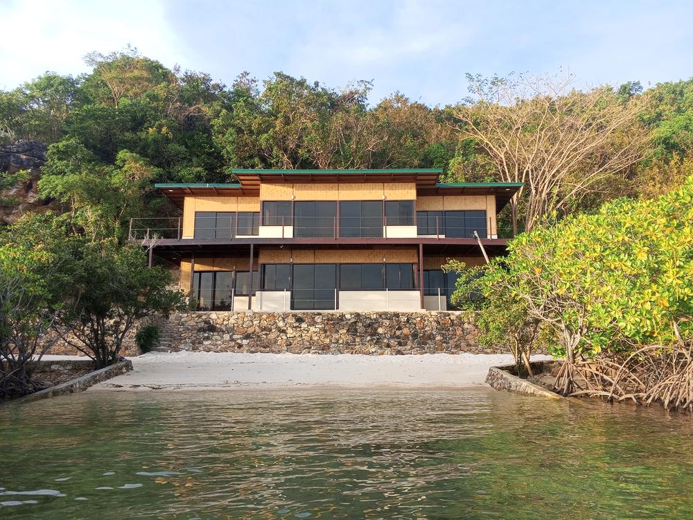 6 Bedroom Beachhouse with Pool photo