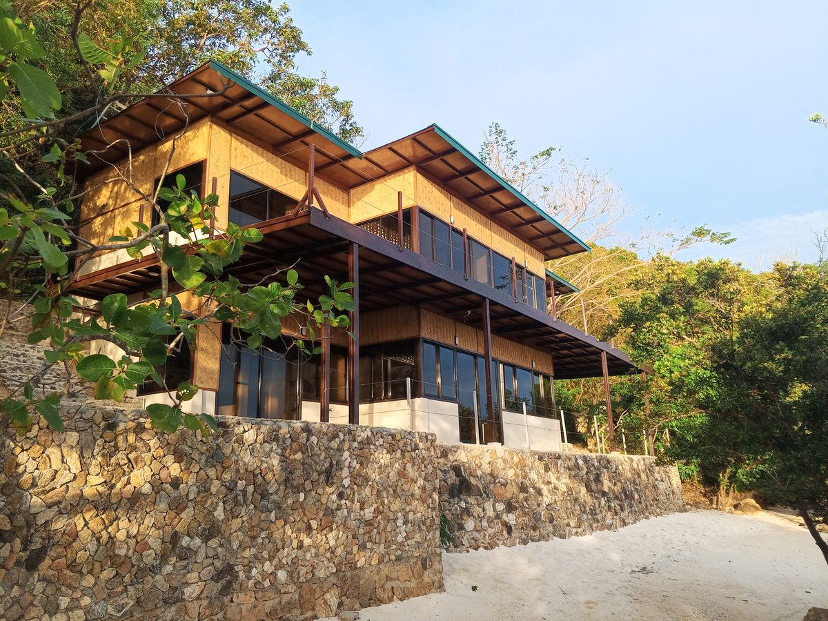 6 Bedroom Beachhouse with Pool